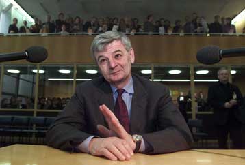 Απαρνείται τη βία ο Φίσερ, καταθέτοντας στη δίκη του τρομοκράτη Κάρλος