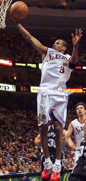 Οι Σίξερς κέρδισαν τους Χόρνετς στο ντέρμπι κορυφής της Ανατολής, όπου επικράτησαν τα φαβορί