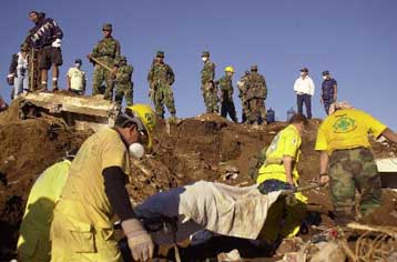 Εξακόσιοι οι νεκροί στα συντρίμμια του Ελ Σαλβαδόρ – Αγώνας δρόμου για τους αστέγους