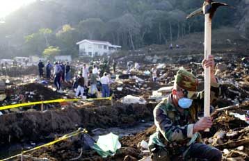 Eννιακόσιοι οι νεκροί στα συντρίμμια του Ελ Σαλβαδόρ – Αγώνας δρόμου για τους άστεγους