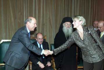 Πρόκληση για ανάπτυξη με κοινωνική συνοχή είναι η ένταξη στην ΟΝΕ, διαμηνύει ο Κ.Σημίτης