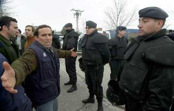 Με μπλόκα απαντούν οι Ισπανοί κτηνοτρόφοι στη νόσο των «τρελών αγελάδων»