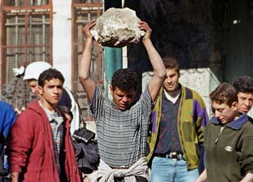 Επιβεβαιώνονται οι φόβοι για κλιμάκωση της βίας στη Μ.Ανατολή με τη δολοφονία Παλαιστινίου