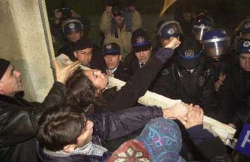 Φιμώνει τώρα τις οικογένειες των κρατουμένων στα «λευκά κελιά» η Τουρκία