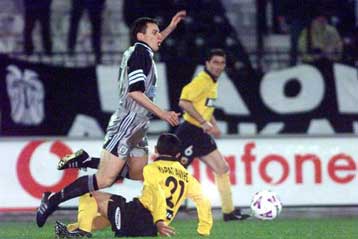 Η πληγωμένη ΑΕΚ επιχειρεί να κλείσει μεταγραφές