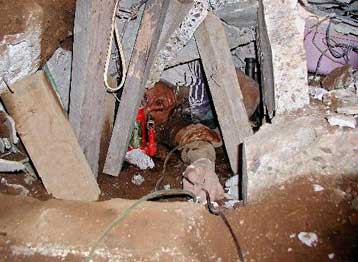 Ζωντανός ανασύρθηκε νεαρός παγιδευμένος επί 30 ώρες στα συντρίμμια που άφησε ο Εγκέλαδος στο Ελ Σαλβ