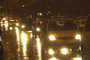 Η κακοκαιρία παρατείνει τα προβλήματα στις συγκοινωνίες – Ύφεση από το απόγευμα