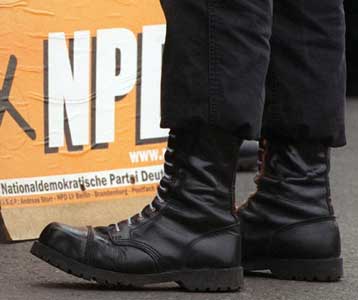 Εντάλματα σύλληψης για έξι σκίνχεντ λόγω επίθεσης σε Έλληνα στο Μόναχο