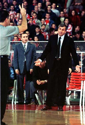 Τους φιλάθλους του Ολυμπιακού εκθείασε ο Ζούρος, παράπονα για τη διαιτησία του Πιτσίλκα έκανε ο Ομπρ