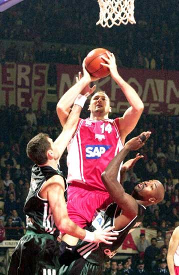 Πάθος, θέληση και κόσμος έδωσαν τη νίκη στον Ολυμπιακό, σύμφωνα με τους «ερυθρόλευκους»