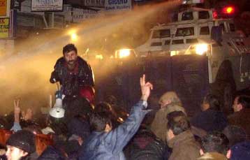 Νέες διαδηλώσεις στην Τουρκία με αιχμή τη μεταφορά κρατουμένων στα «λευκά κελιά»