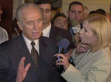 «Παραμένουν οι διαφορές» είναι το συμπέρασμα από τη συνάντηση Αραφάτ – Πέρες