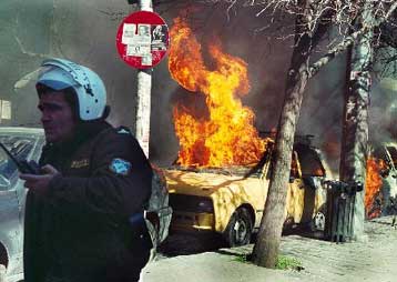 Bόμβες μολότοφ πέταξαν άγνωστοι εναντίον του αστυνομικού τμήματος στα Εξάρχεια