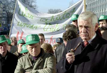 Aνεξέλεγκτες διαστάσεις λαμβάνει το πρόβλημα των «τρελών αγελάδων» στη Γερμανία