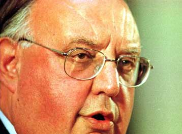 Δριμύ «κατηγορώ» Πάγκαλου κατά Σημίτη – Ο πρωθυπουργός κόβει ένα ένα τα δάχτυλά του, υποστηρίζει