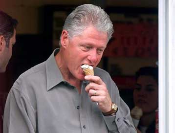 Για πιθανό καρκίνωμα στην πλάτη υποβάλλεται σε εξετάσεις ο Κλίντον