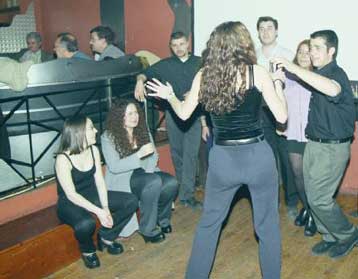 Αισθανόμαστε πρώτα Έλληνες και μετά Ευρωπαίοι, σύμφωνα με έρευνα του ΦΠΨ