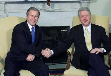 Ουδέποτε θέλησα να προσβάλω τον Μπους, εξομολογήθηκε ο Μπιλ Κλίντον