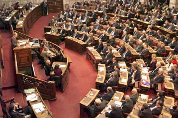 Φωτιές ανάβει το χρηματιστήριο στη Βουλή – Την παραίτηση Παπαντωνίου αξιώνει η ΝΔ