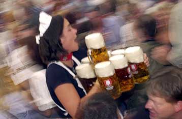 Παραιτήθηκαν οκτώ Τουρκάλες σερβιτόρες, επειδή ο νόμος τις αναγκάζει να κάνουν τεστ… για AIDS