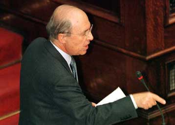 Ομόφωνα αποφασίστηκε η αποστολή ελληνικών δυνάμεων στο Κόσοβο, δηλώνει ο Σημίτης στη Βουλή