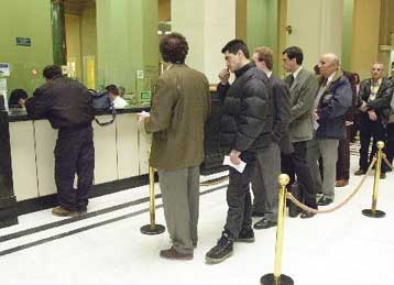 Ειδική μεταχείριση χρειάζονται οι γυναίκες για την προσαρμογή τους στο ευρώ, υποστηρίζει η ΕΕΤ