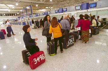 Ακριβότερες στο εσωτερικό, φθηνότερες προς την ΕΕ οι πτήσεις με το νέο σπατόσημο