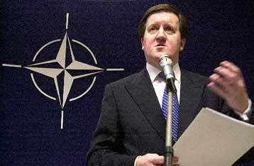 Υπερασπιστής της ενότητας του ΝΑΤΟ έναντι του «συνδρόμου των Βαλκανίων» ο λόρδος Ρόμπερτσον