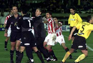 Την επανάληψη του αγώνα ζητά η ΠΑΕ ΑΕΚ με ανακοίνωση… «ποταμό», που χαρακτηρίζει τον Ποντίκη ηθικό