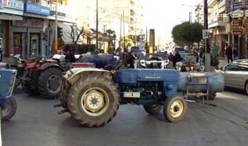 Στους δρόμους και πάλι οι αγρότες της Λάρισας