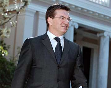 Με την έγκριση Σημίτη προωθεί δύο νομοσχέδια το υπουργείο Παιδείας