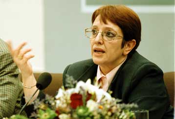 Boλές Παπαρήγα κατά των κυβερνητικών χειρισμών σχετικά με το «σύνδρομο των Βαλκανίων»