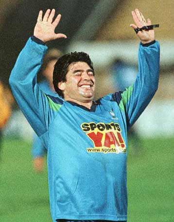 Επιστρέφει στην αγωνιστική δράση για ένα παιχνίδι με τη φανέλα της Νταντί ο Μαραντόνα;