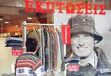 Από τις πρώτες κιόλας ημέρες οι εκπτώσεις αυξάνουν την κίνηση στην αγορά