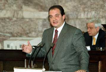 Ζούμε σε μία κοινωνία με «φούσκα» πολιτική, οικονομία και ΜΜΕ