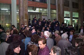 Κλειστή για τρεις ώρες η οδός Μητροπόλεως από τους Έλληνες φοιτητές στη Γιουγκοσλαβία