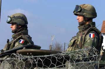 Η Βρετανία θα εξετάσει τους στρατιώτες της για το «σύνδρομο των Βαλκανίων» – Πέμπτο κρούσμα στη Γαλλ