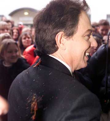 Ιρακινή ντομάτα «μαχαιρώνει» πισώπλατα τον Μπλερ