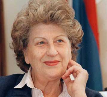 Ταξίδι της Πλάβσιτς στη Χάγη προκαλεί ερωτηματικά