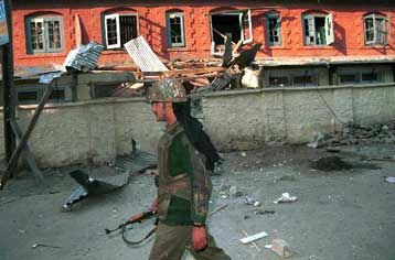 Τουλάχιστον τρεις νεκροί και 53 τραυματίες σε τρία διαφορετικά επεισόδια στο Κασμίρ