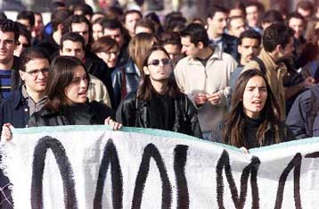 Επεισόδια αμαύρωσαν την πορεία των φοιτητών Ιατρικής στο κέντρο της Αθήνας