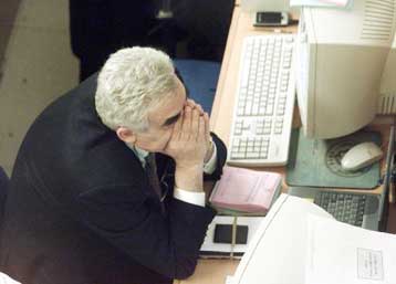 Βαρύς ο πονοκέφαλος για τους επενδυτές – Kάτω από τις 3.100 μονάδες η Σοφοκλέους