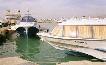 Οι θυελλώδεις άνεμοι στα πελάγη κρατούν τα πλοία δεμένα στα λιμάνια