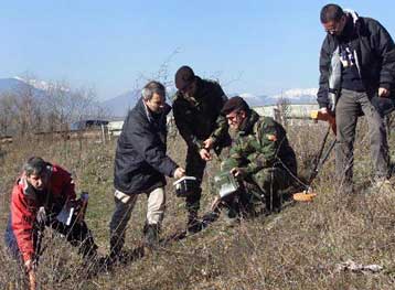 Καθησυχάζουν οι κυβερνήσεις για το «σύνδρομο των Βαλκανίων», διατάσσουν πάντως εξετάσεις στους στρατ