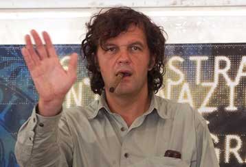 Τη μόνιμη εγκατάστασή του στην Αθήνα επιθυμεί ο Εμίρ Κουστουρίτσα