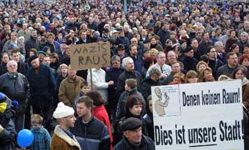 Χιλιάδες διαδήλωσαν στην ανατολική Γερμανία κατά των νεοναζί