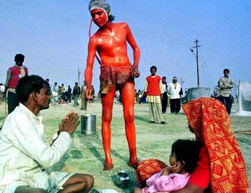 Εκατομμύρια ινδουιστές αναζητούν το ελιξίριο της αθανασίας στα ύδατα του Γάγγη