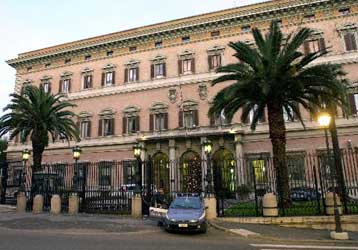 Πολιτικό πρόβλημα στην Ιταλία η απόφαση των ΗΠΑ να κλείσουν την πρεσβεία τους στη Ρώμη