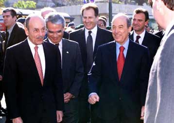 Τη βοήθεια του πρωθυπουργού για την επίλυση των προβλημάτων του Πειραιά ζητά ο δήμαρχος