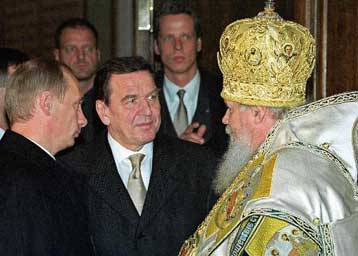 Ψιλή κουβέντα Πούτιν και Σρέντερ με φόντο τη χριστουγεννιάτικη Μόσχα